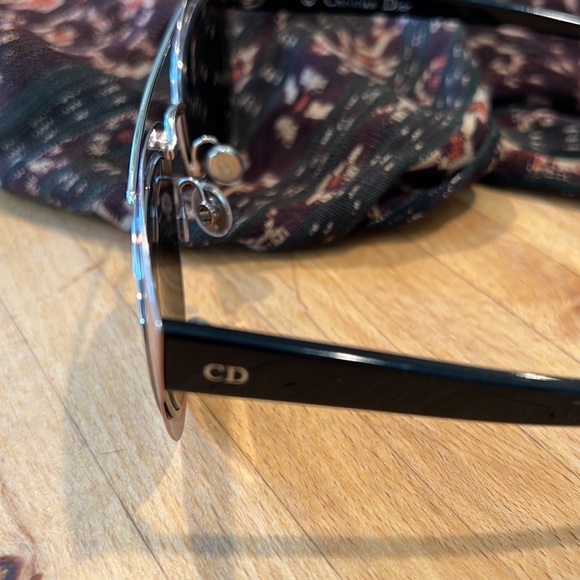 Like new Christian Dior sunglasses. Worn only 3 times. - Picture 5 of 11